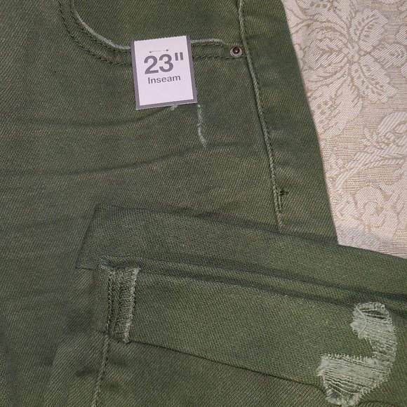 TIME and TRU Women's Mid Rise Capri Pants - green - Picture 8 of 8